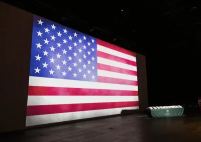 drapeau americain ceremonie graduation 2023 400×284