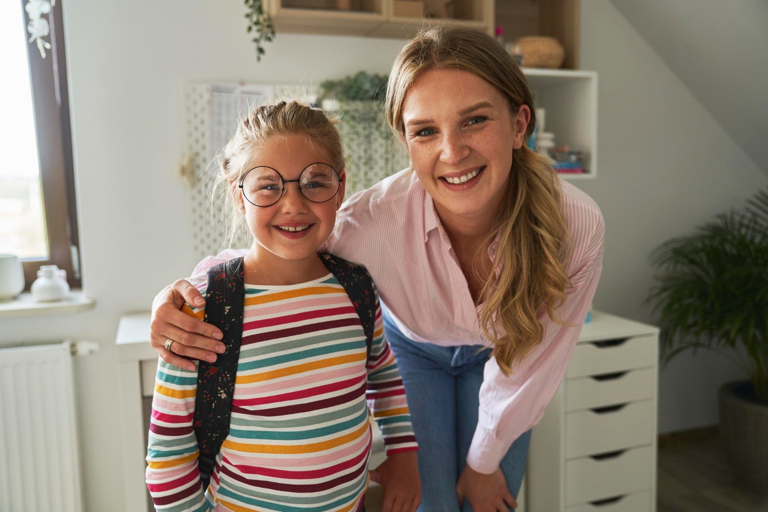 Jeune fille au pair pratiquant l'anglais au quotidien avec une enfant à l'étranger